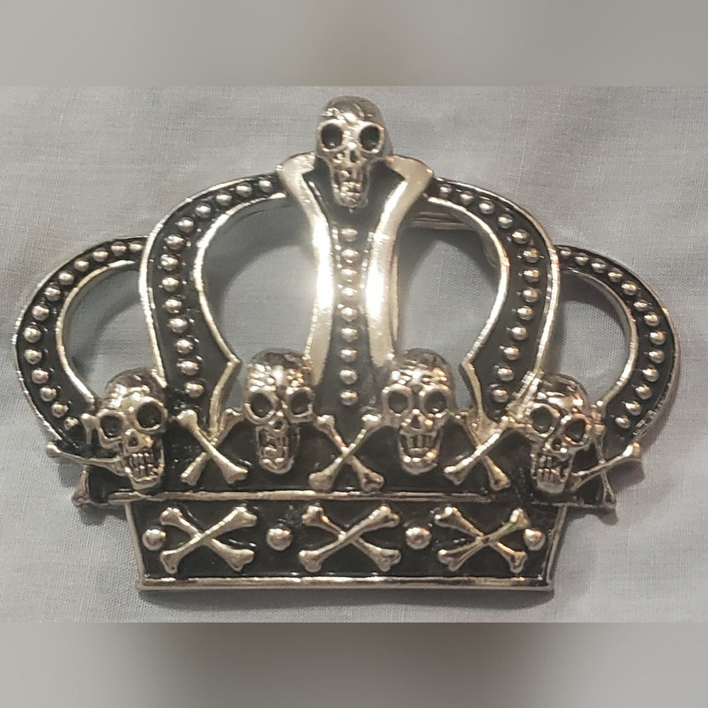 Crown and scull men's belt buckle . New no tags